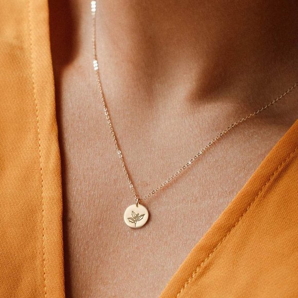 Holly December Birth Flower Cute Engraved Necklace - Picture 7 of 16